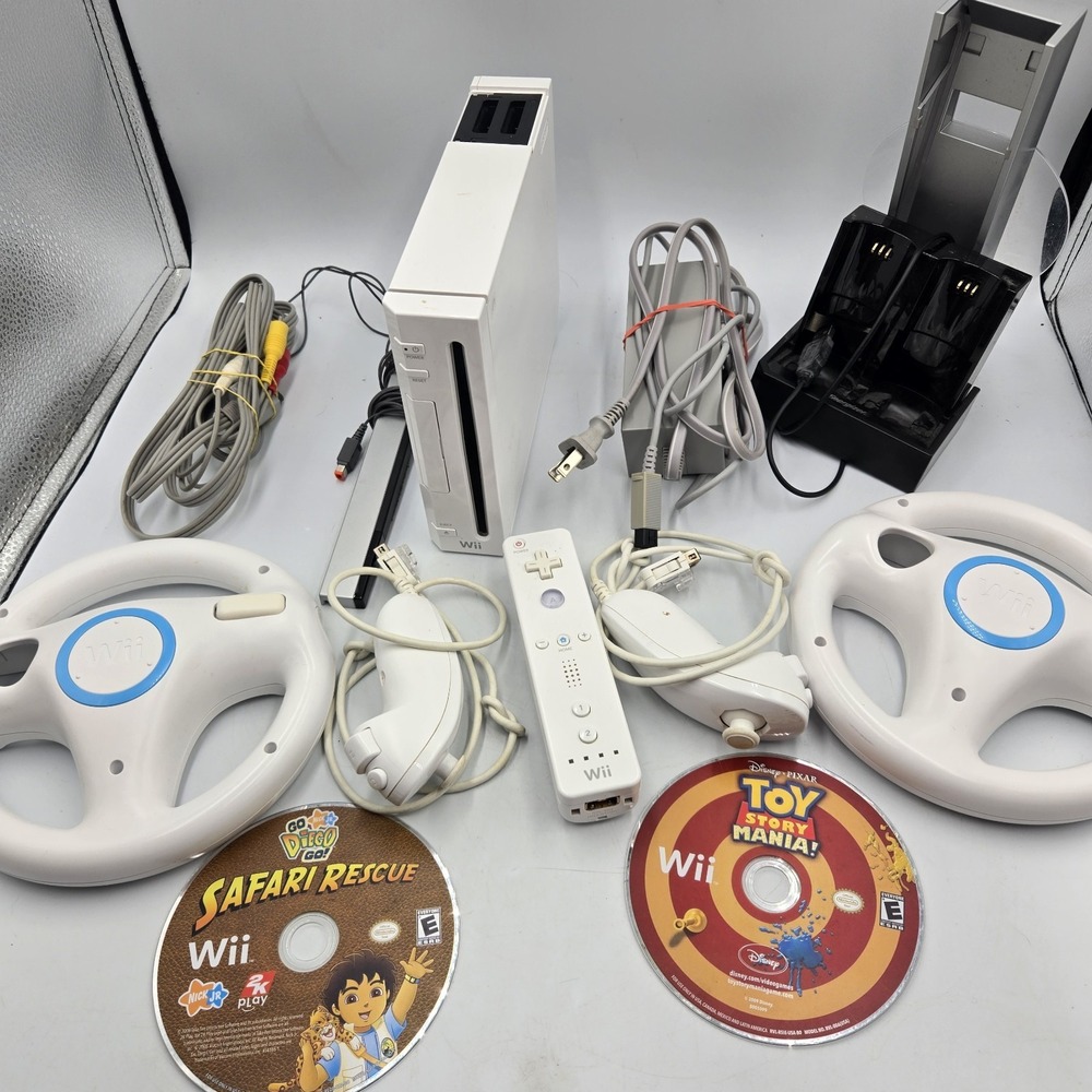 Nintendo Wii RVL-001 Usa Bundle W/ 2 Games Controller Nunchucks Wheel & Cords